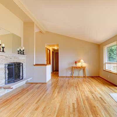 Plancher bois franc avec teinte beige naturel