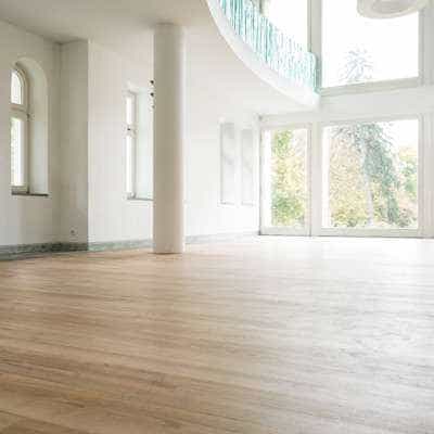 Plancher bois franc au fini chêne érodé